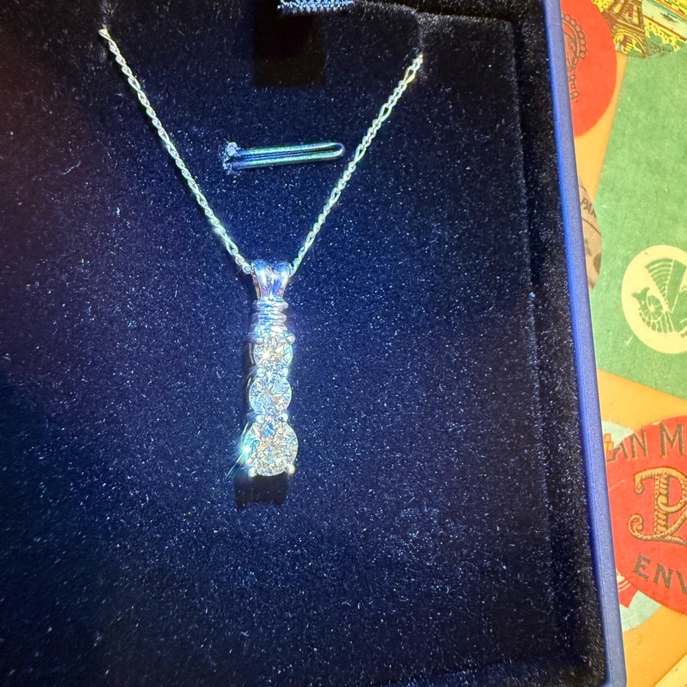 Elegant White Gold and 1ctw of Natural Diamond Pendant Necklace - Picture 5 of 10